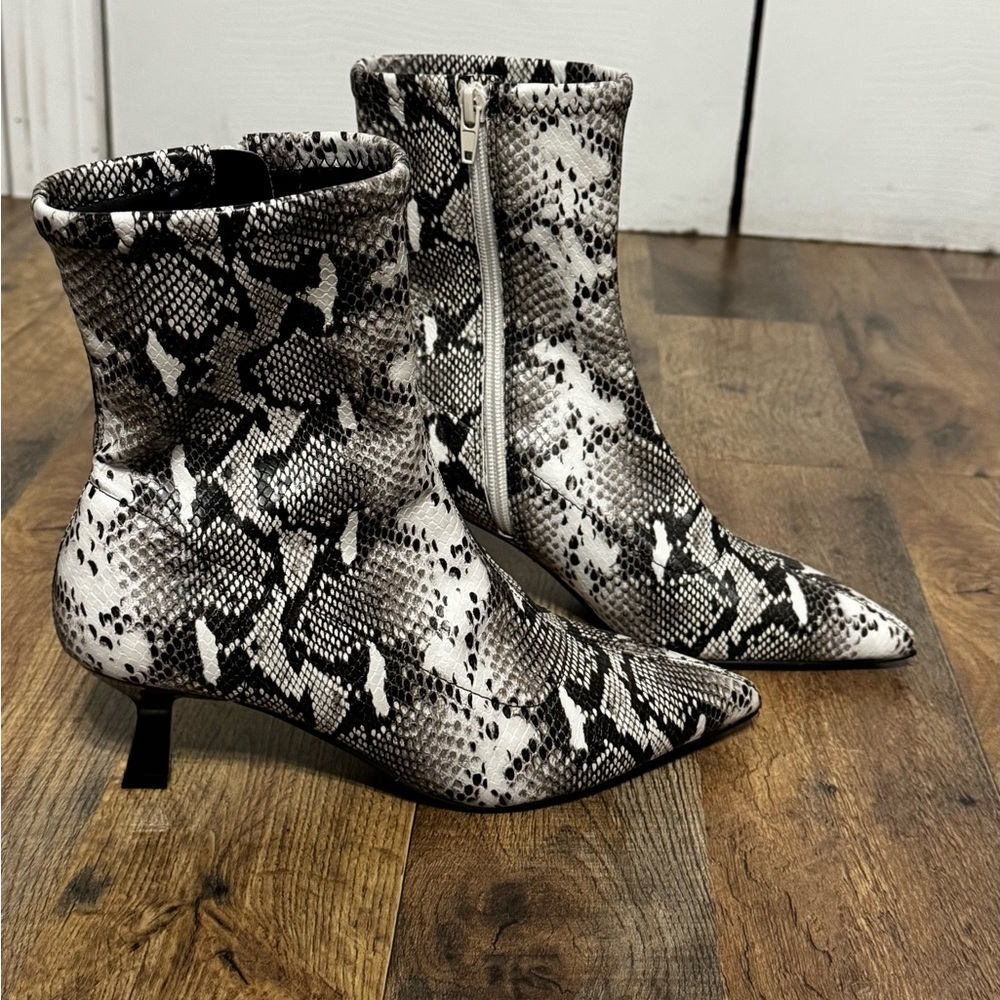 Snake Print Pointed Toe Kitten Heel Ankle Boots – Chic Neutral – NWOB (6)